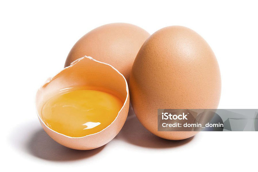čerstvě rozbité vejce